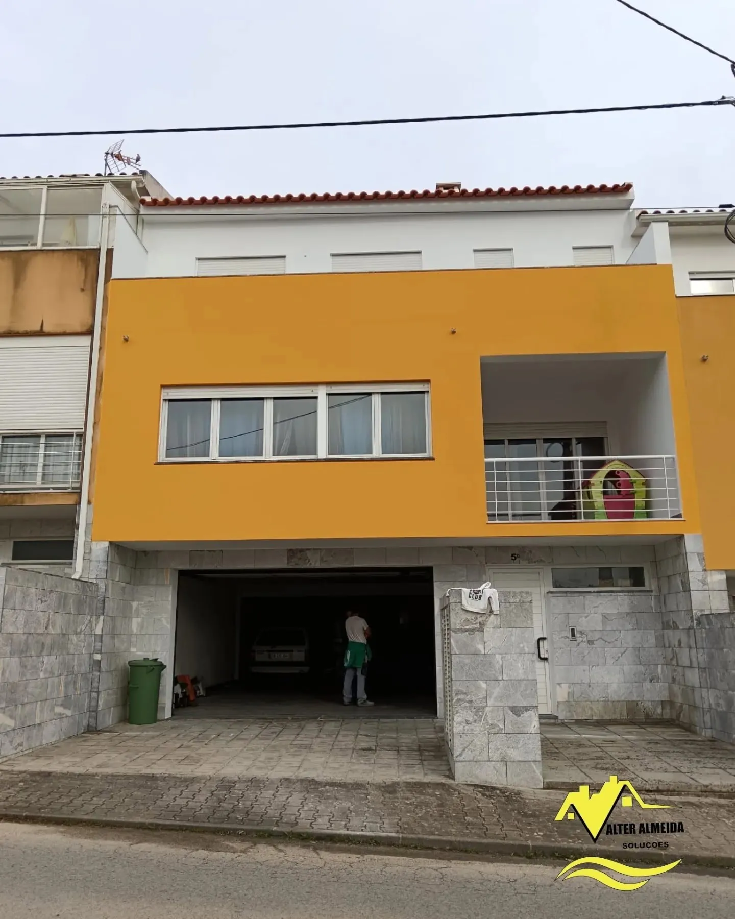 Fachada de moradia pintada em amarelo e branco